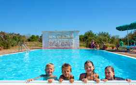 Beliebter Treffpunkt: Der Pool - Foto: Ingo Wandmacher